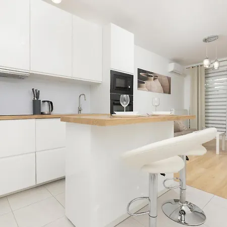 With Ac Mokotow Business Centre By Renters Apartament