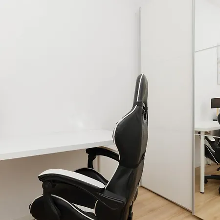 With Ac Mokotow Business Centre By Renters * Varşova